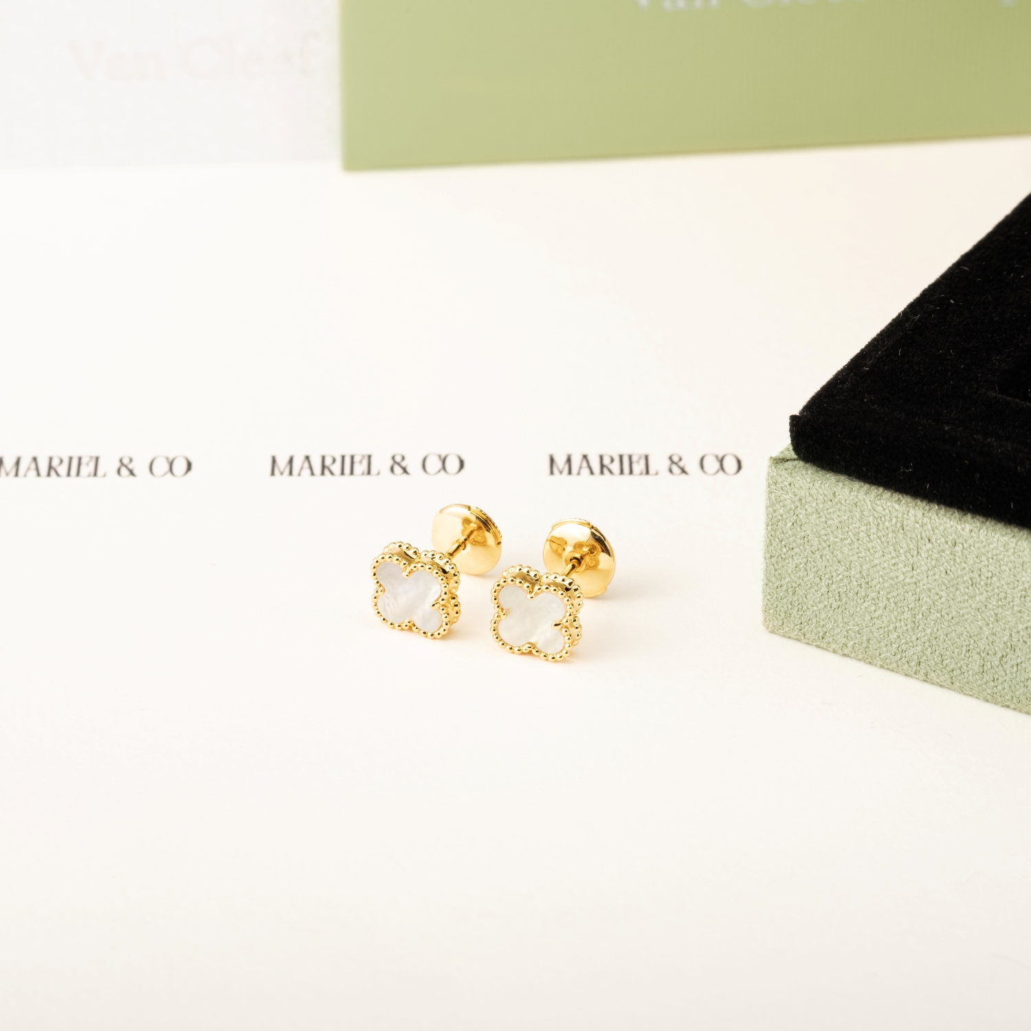 SWEET EARSTUDS, MOTHER-OF-PEARL, YELLOW GOLD